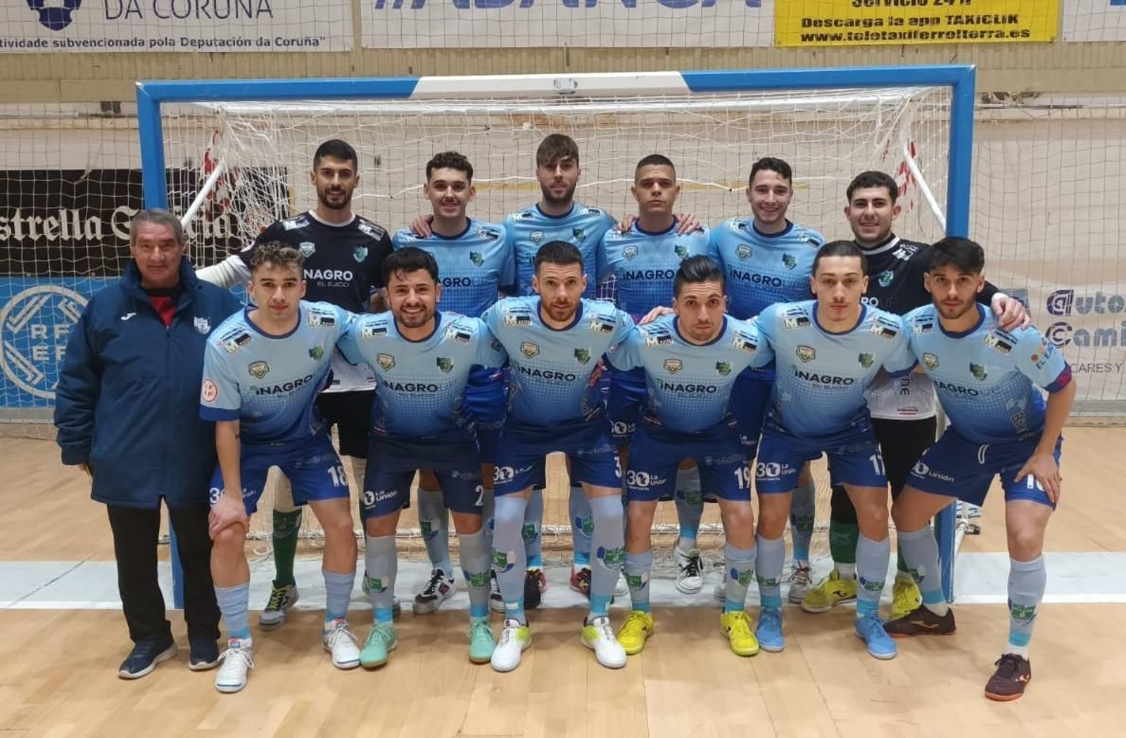 Los jugadores del conjunto celeste posan delante de una portería antes del comienzo del partido.