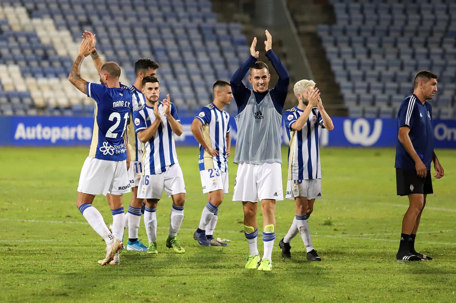 Borja García -centro- aplaude a la afición del Recre al término de un partido. Borja García -centro- aplaude a la afición del Recre al término de un partido.