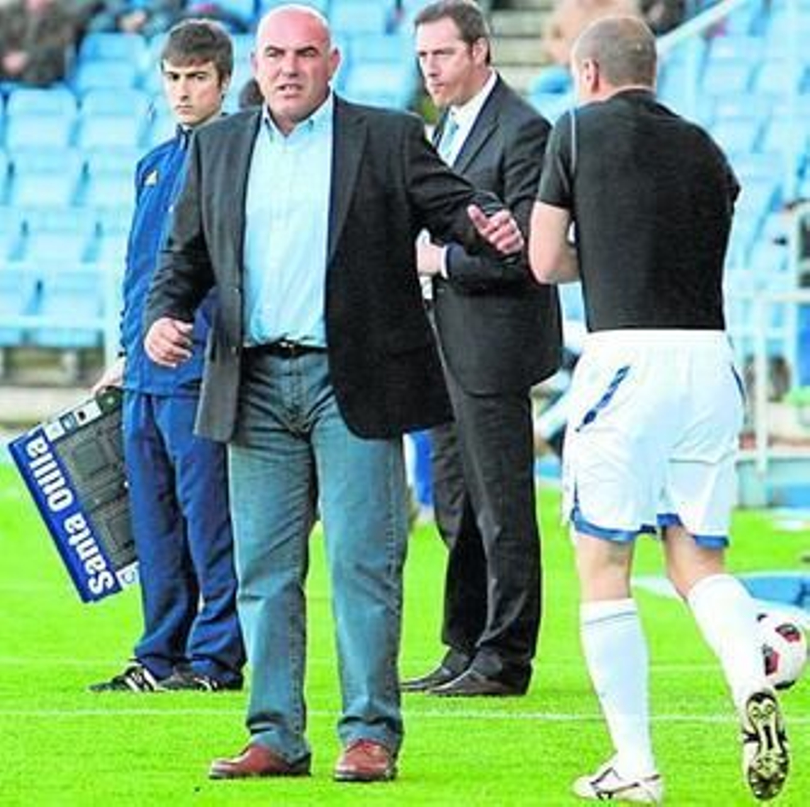 Carlos Ríos da instrucciones a Aitor momentos antes de que el vitoriano salte al campo contra el Girona el pasado domingo.