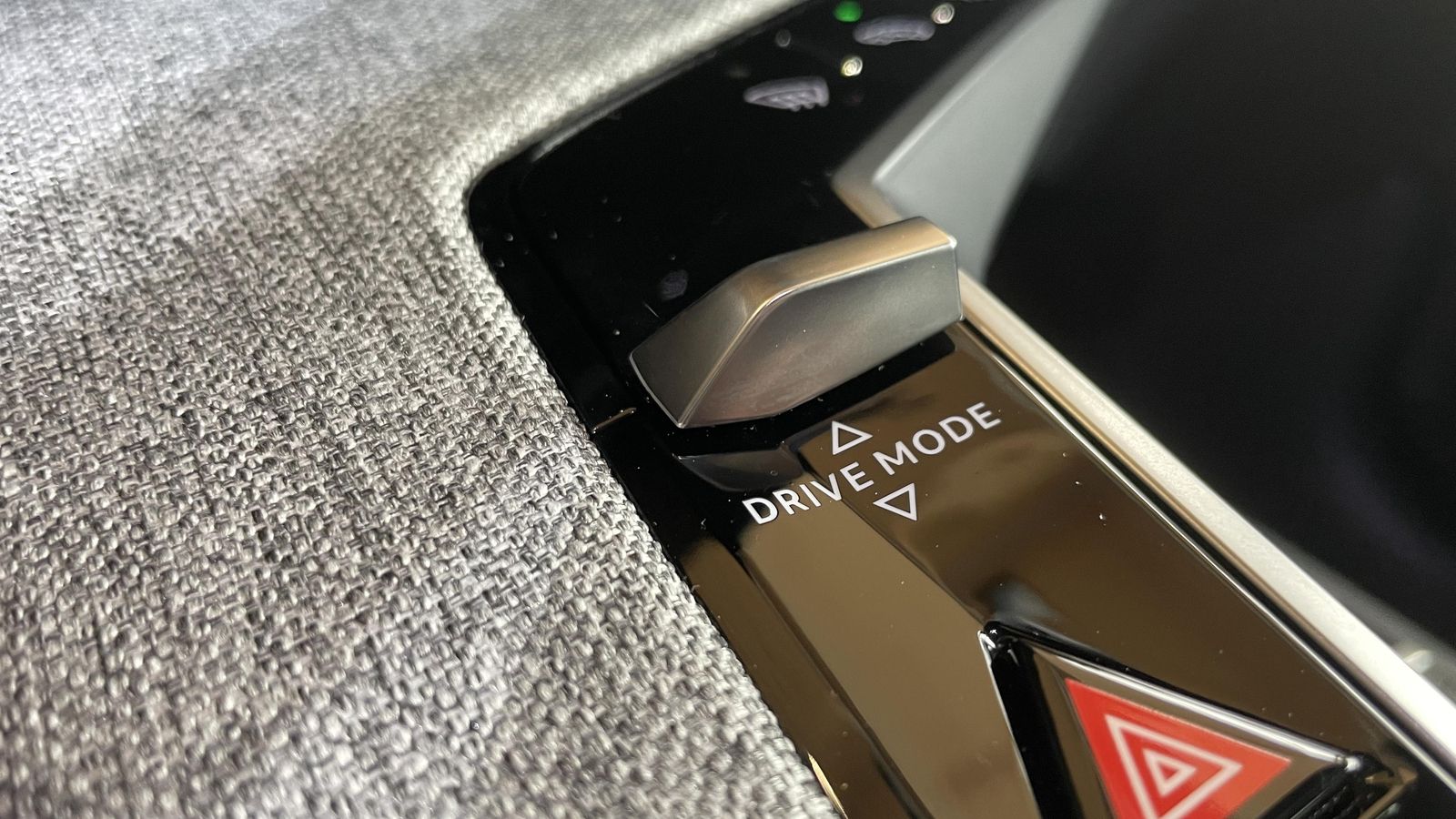 Esta tecla en la consola central permite elegir entre tres modos de conducción en el E-3008, con diferentes efectos en potencia, dirección, etc.