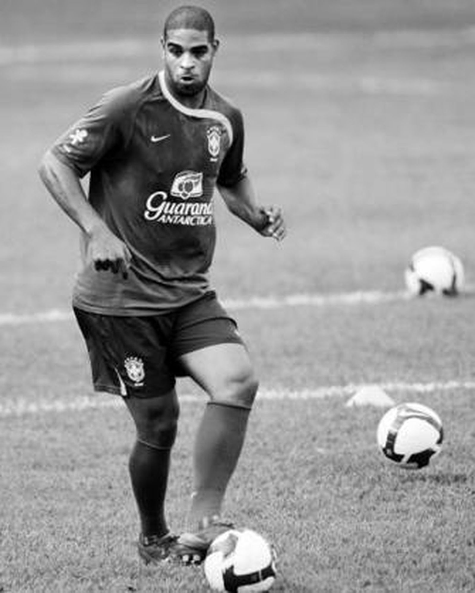 El brasileño Adriano golpea el balón.