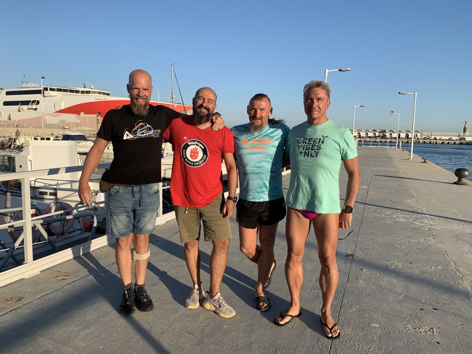 Los cuatro nadadores, tras su regreso a Tarifa