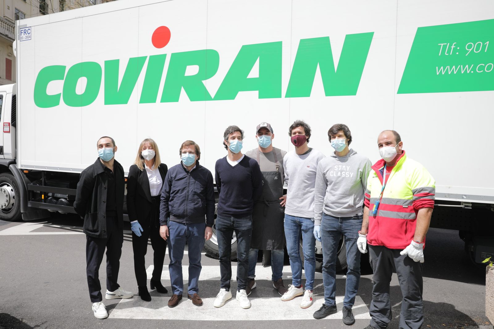 Entrega del camión de Covirán con el alcalde madrileño José Luis Martínez-Almeida