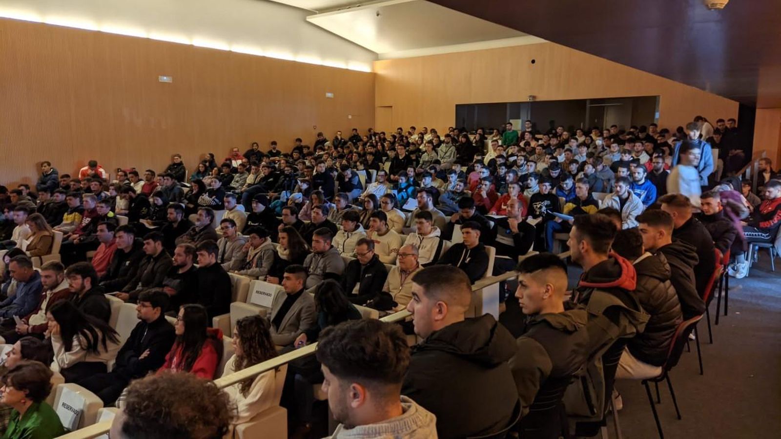 300 jóvenes llenan el auditorio de Cámara Granada en una jornada sobre la FP