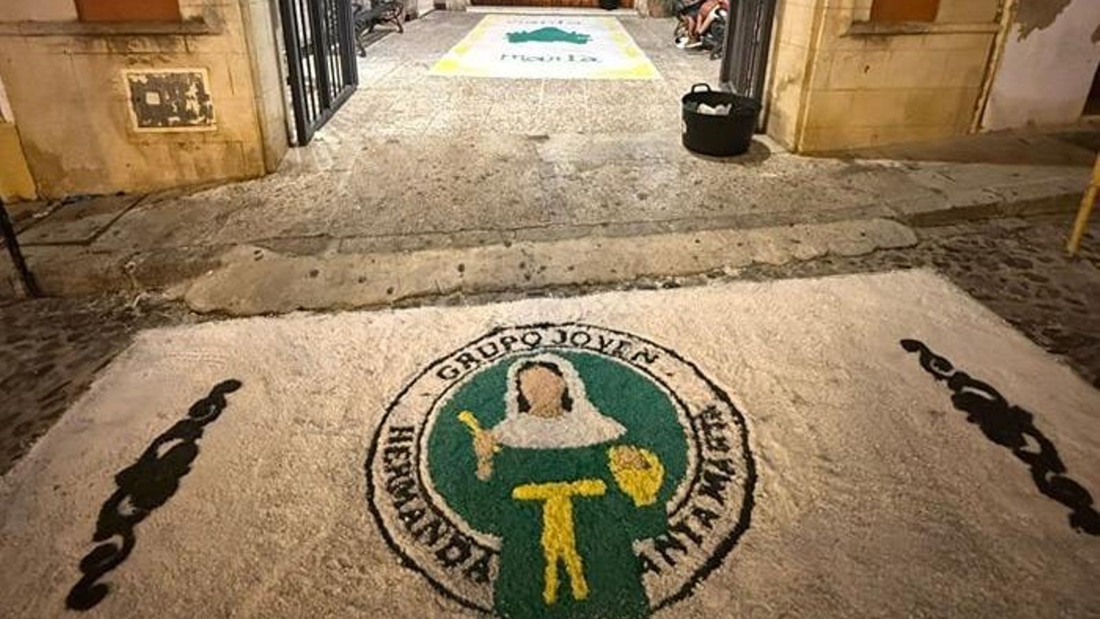 La Hermandad de Santa Marta de Jerez ha preparado dos alfombras de sal a la entrada de la capilla por la procesín de esta tarde