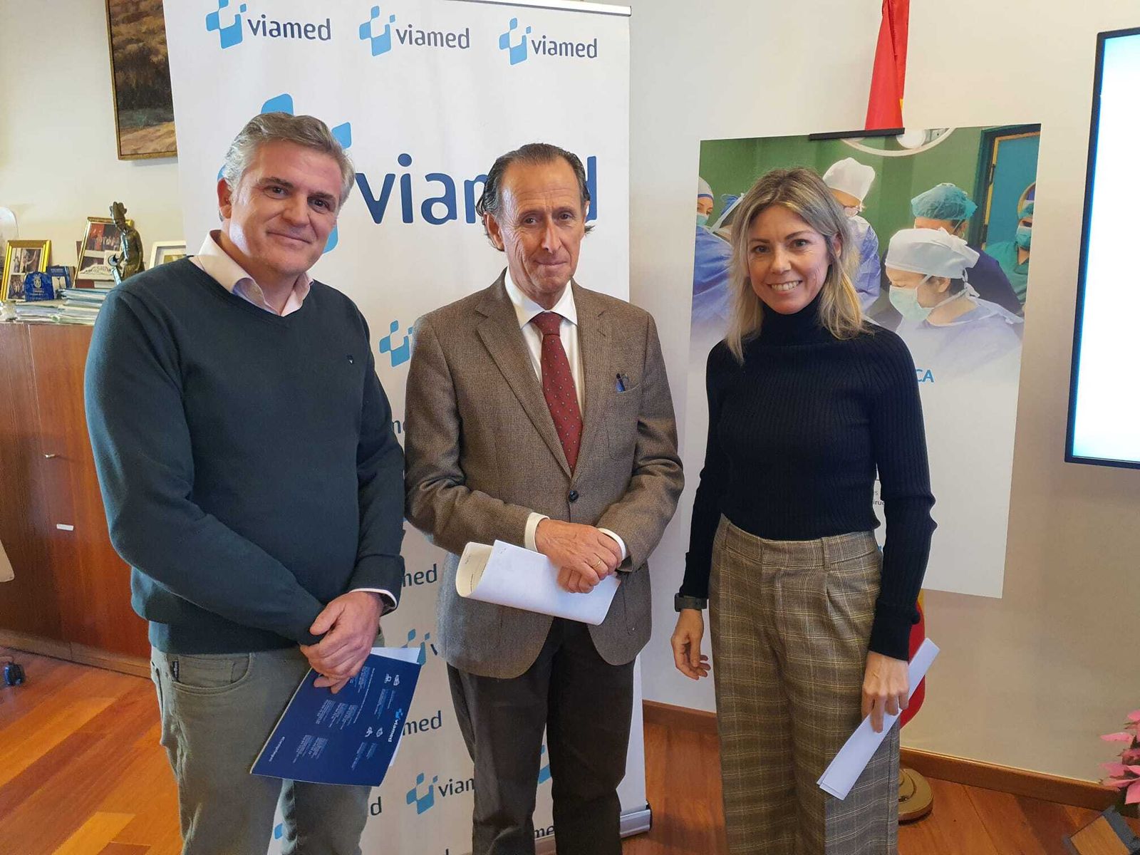 El alcalde y los representantes del hospital privado, durante la presentación de la campaña.