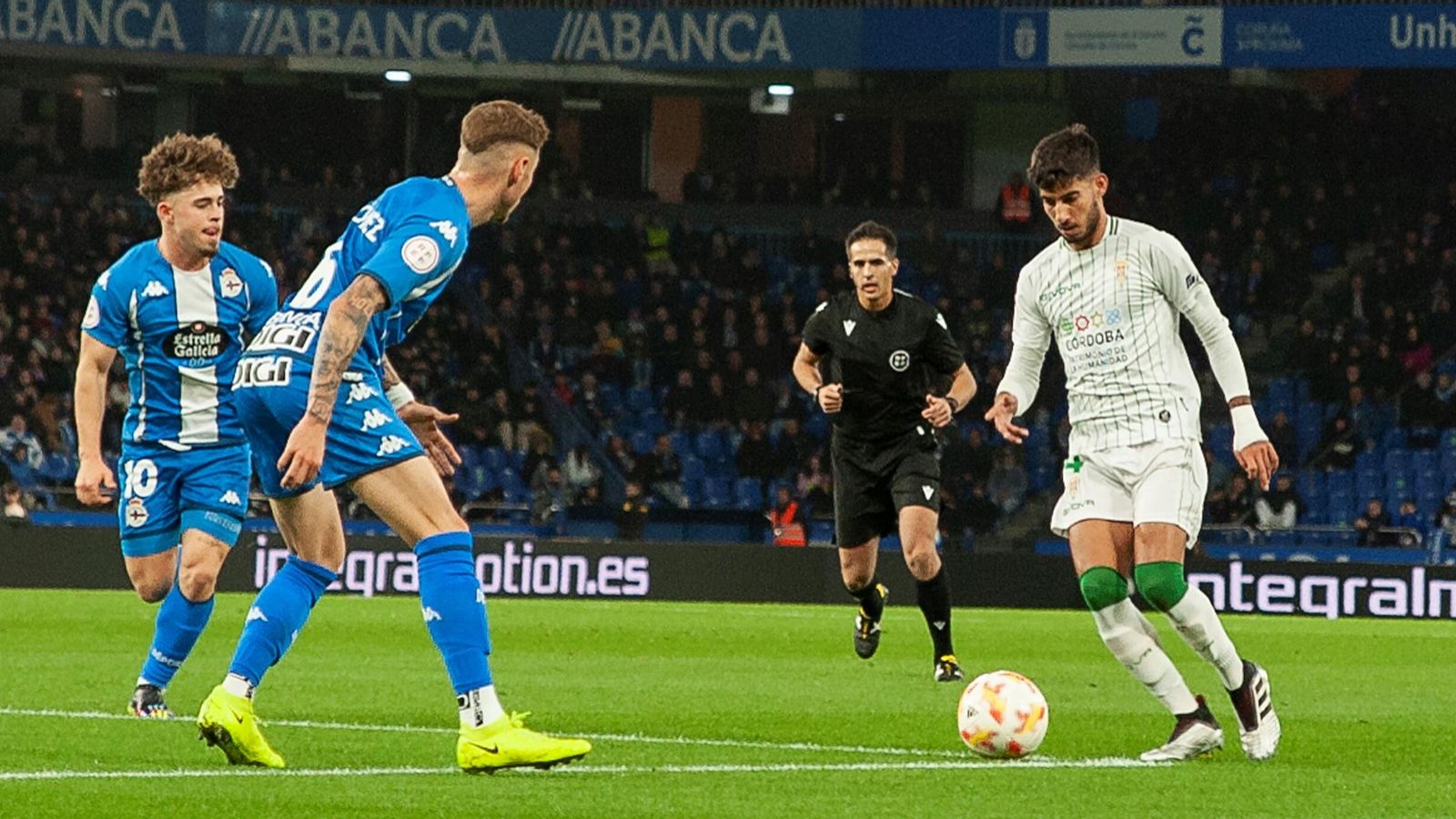 Calderón conduce el balón en el Deportivo - Córdoba CF.