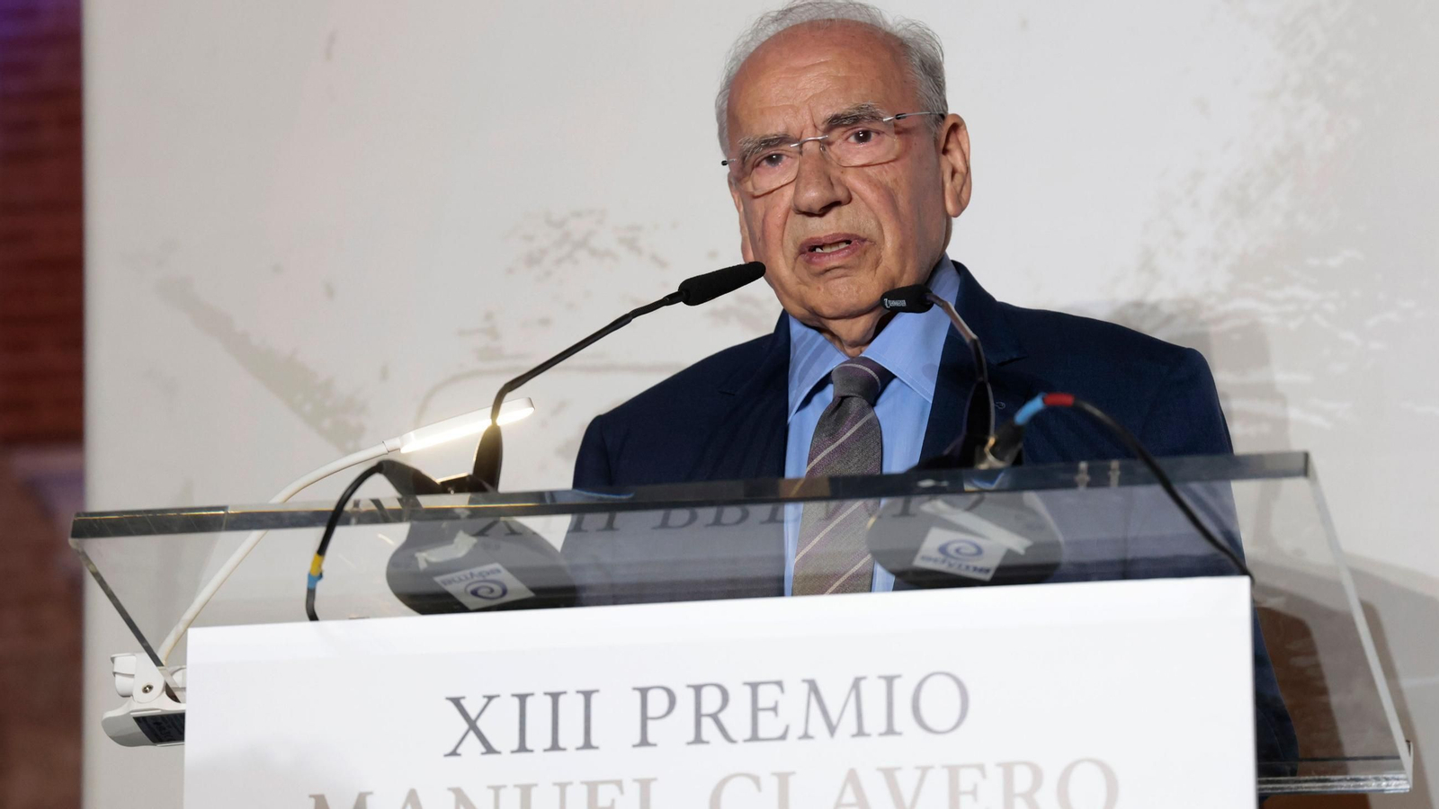 Alfonso Guerra pronuncia su discurso de aceptación del XIII Premio Manuel Clavero.