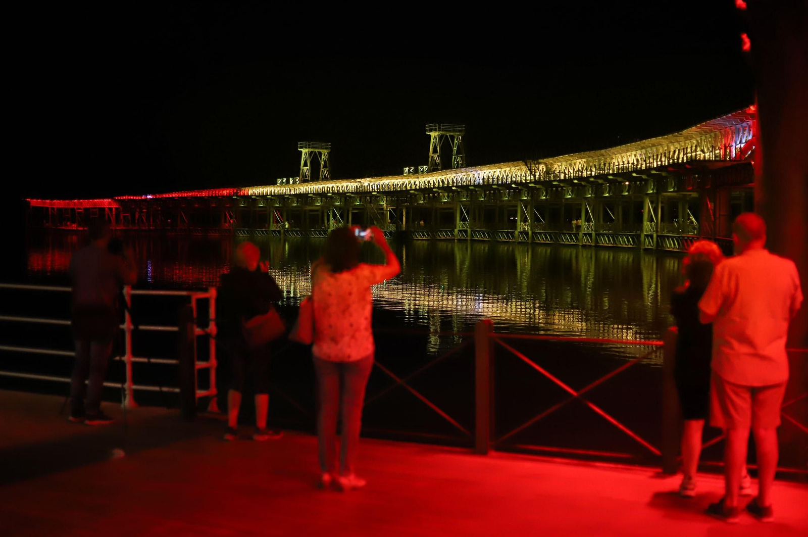 El muelle de mineral de la compañía Riotinto se engalana con los colores de España para celebrar el día de la Hispanidad, en imágenes