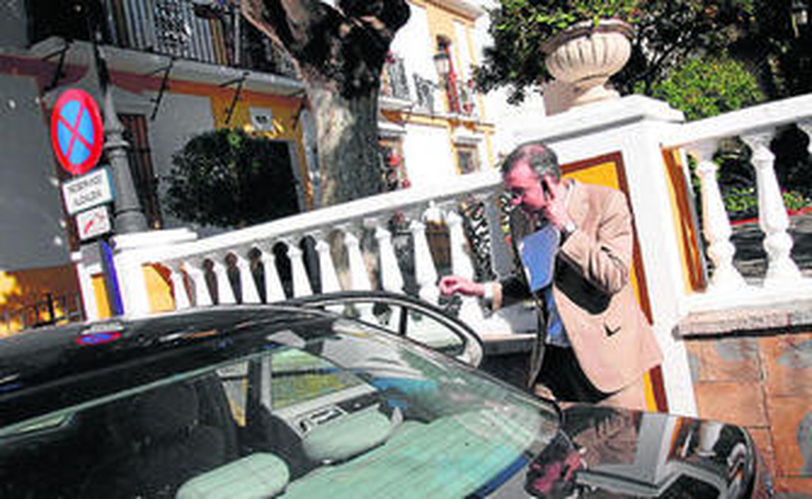 David Valadez conversa por teléfono antes de subirse a su coche oficial.