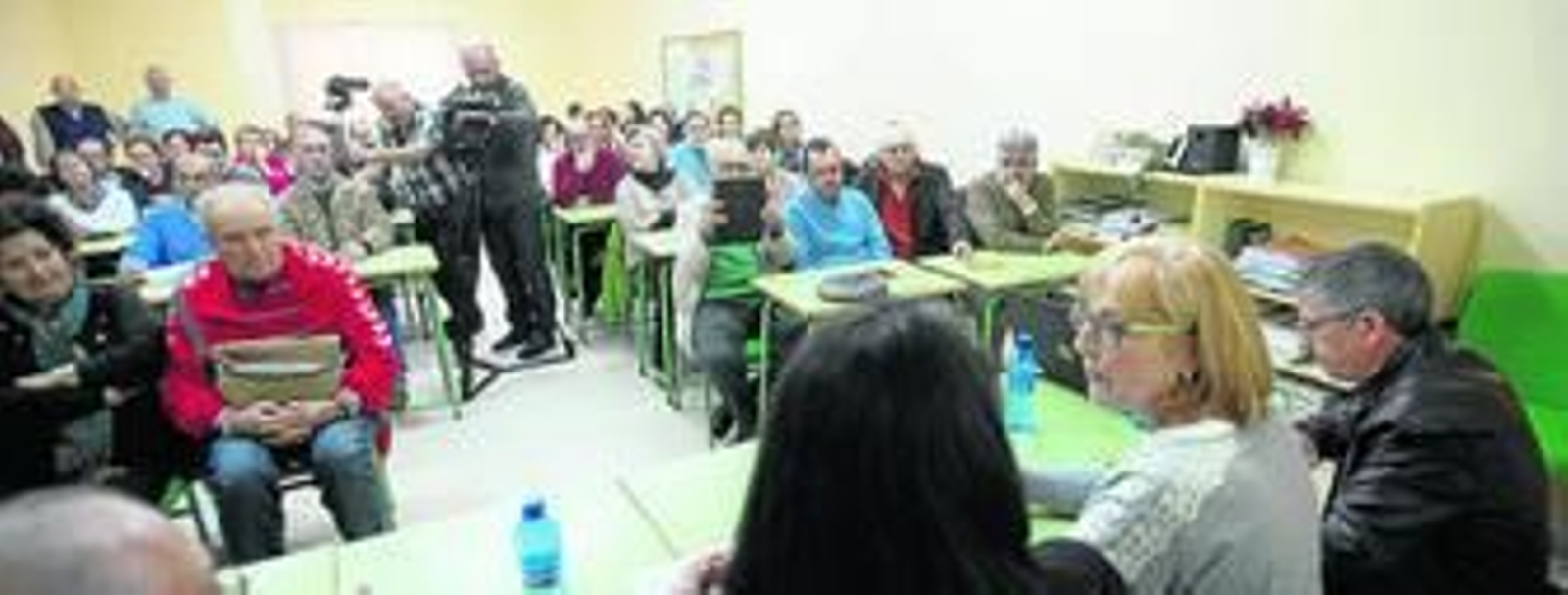 Imagen de la presentación del cuaderno sobre la historia del hotel Reina Cristina realizado por Antonio Haro y Roberto Godino, ayer en el Ceper Juan Ramón Jiménez.