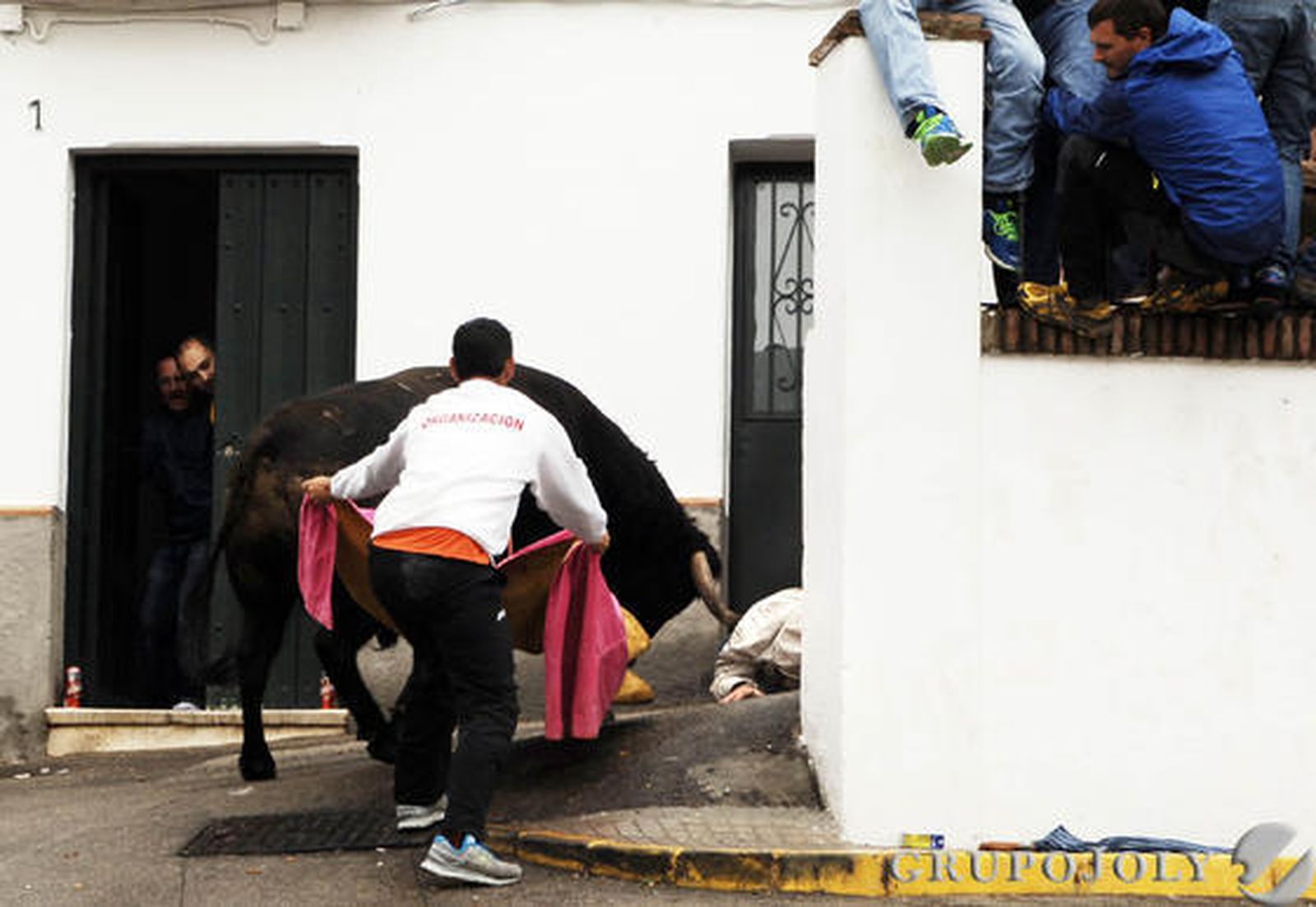 Un hombre resultó herido grave por una fuerte cornada en el abdomen en Arcos. Vejer, Paterna o Benamahoma también vivieron su fiesta

Foto: Ramon Aguilar
