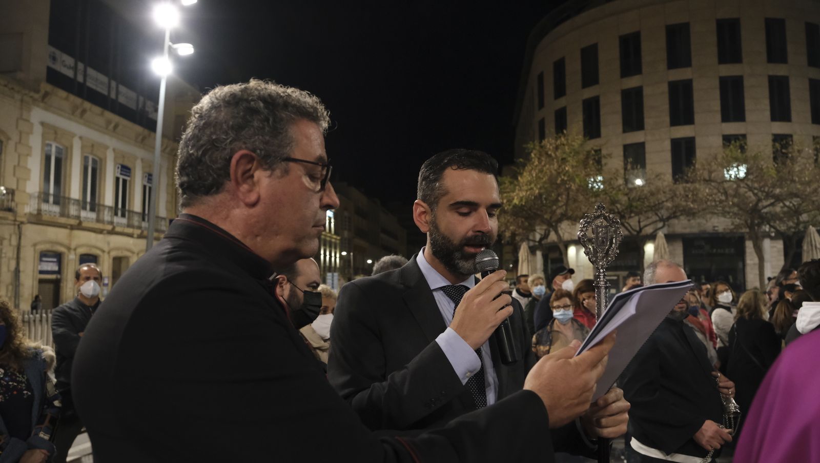 Procesión del Vía Crucis del Santo Cristo de la Escucha en Almería, en imágenes.