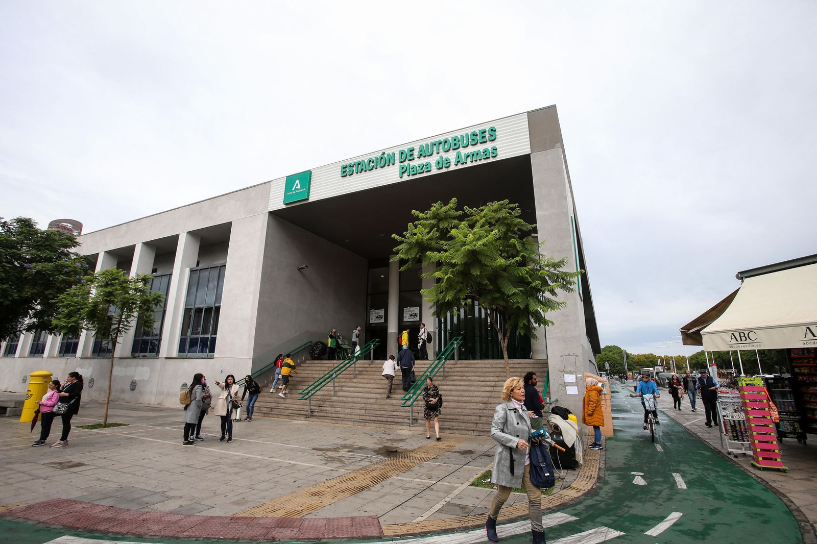 El local se encuentra ubicado en el lateral de la calle Torneo con la estación.