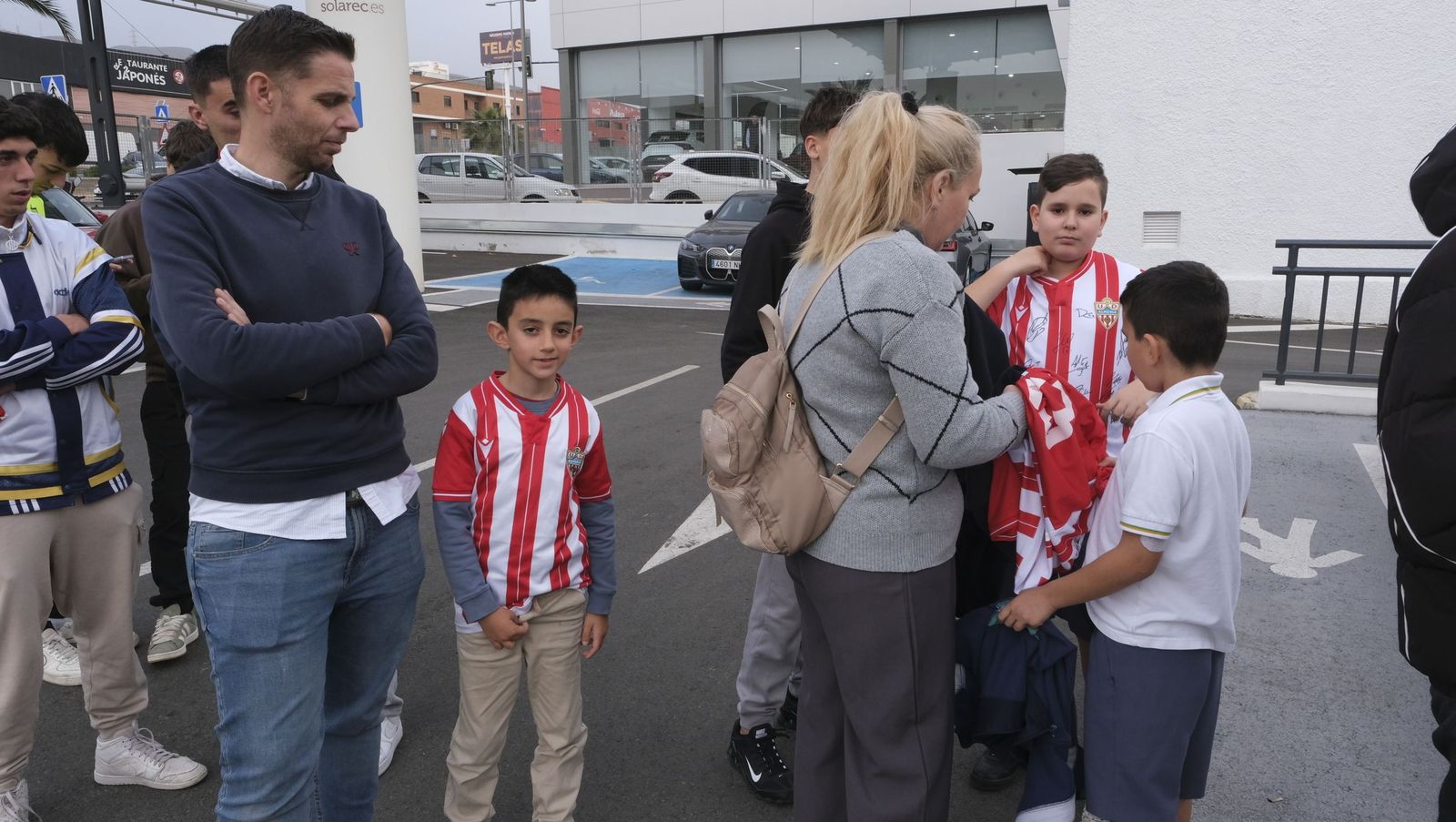 Jon Mocillo y Miguel de la Fuente firman autógrafos en Automotor Costa BMW