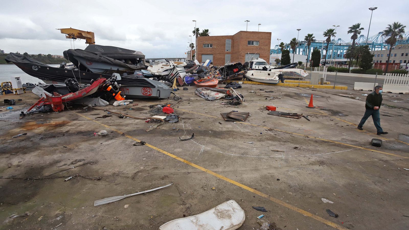 Fotos de la retirada de las narcoembarcaciones del puerto de Algeciras