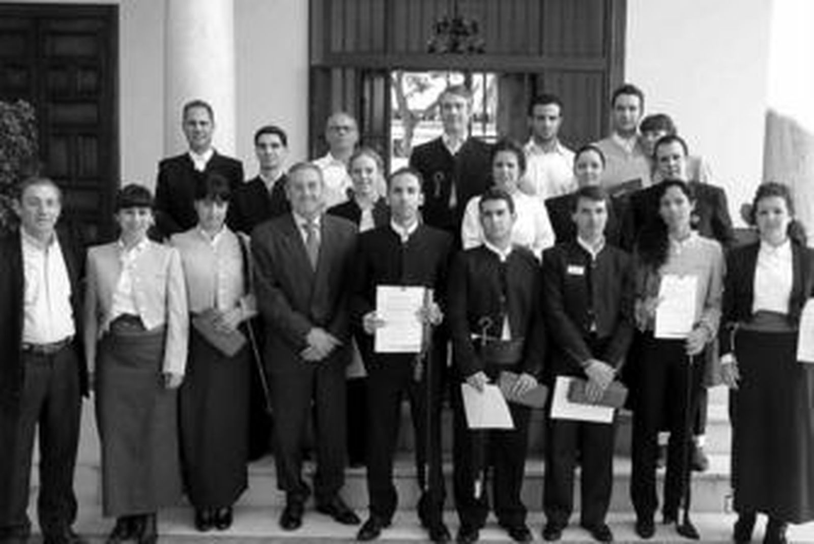 Alumnos finalistas en la nueva edición del Curso de Venenciadores posan junto al presidente del Consejo Regulador en la Casa del Vino.