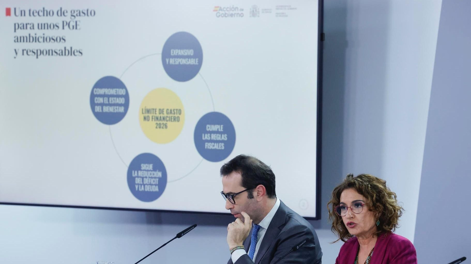 La vicepresidenta primera y ministra de Hacienda, María Jesús Montero, junto al ministro de Economía, Carlos Cuerpo durante la rueda de prensa ofrecida tras la reunión del Consejo de Ministros, este martes en Madrid.