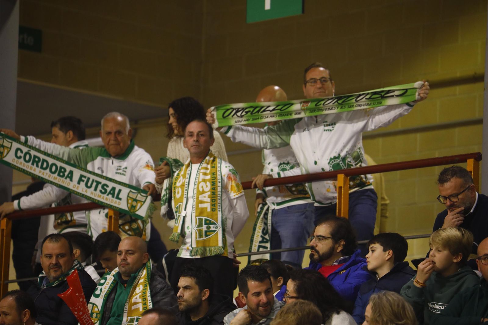 Las mejores fotos del ambiente en Vista Alegre para el Córdoba Futsal - Barça