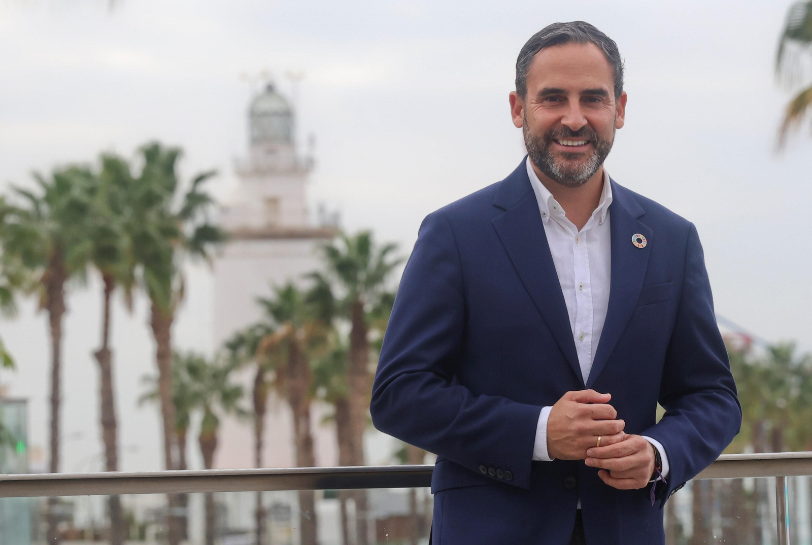 Dani Pérez, con La Farola de fondo. Dani Pérez, con La Farola de fondo.