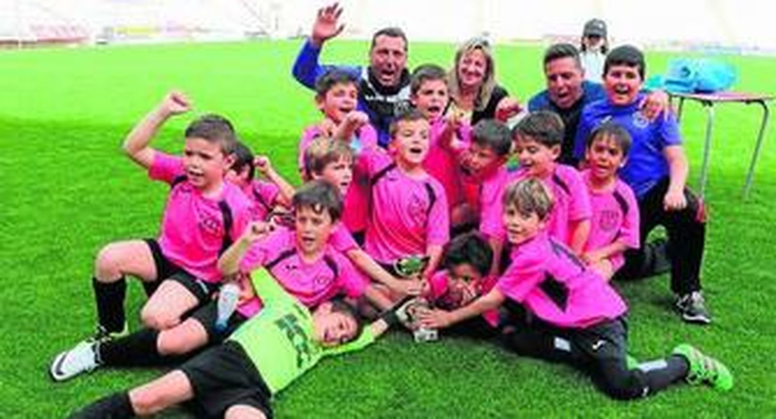 Los jugadores de la EF Gaspar Gálvez celebran la victoria en El Arcángel.