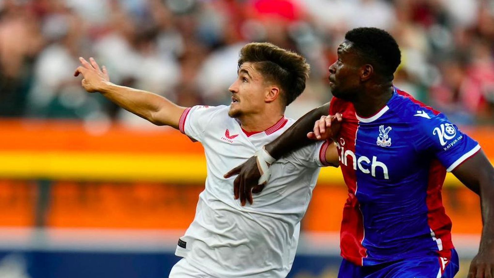 Iván Romero lucha por un balón en un partido contra el Crystal Palace.