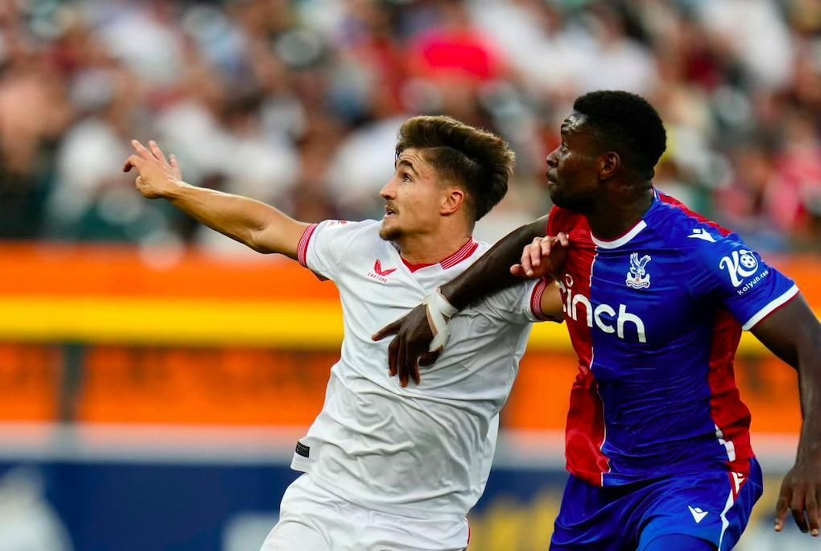 Iván Romero, incapaz ante la defensa inglesa