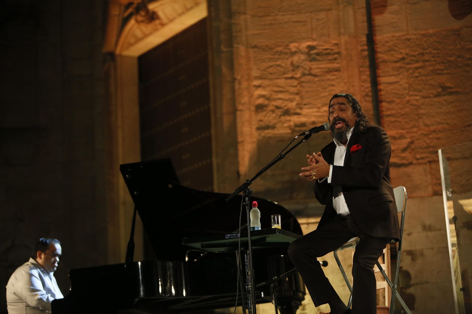 El son se topa con el duende de El CigalaEl "gitano con sabor" llena en Cádiz con su apuesta 'Indestructible'