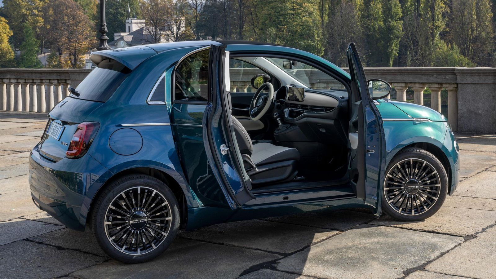 Como en los 500e, los Hybrid también podrán disponer de este particular formato de este Fiat, el 3+1 de cara a facilitar el acceso atrás..