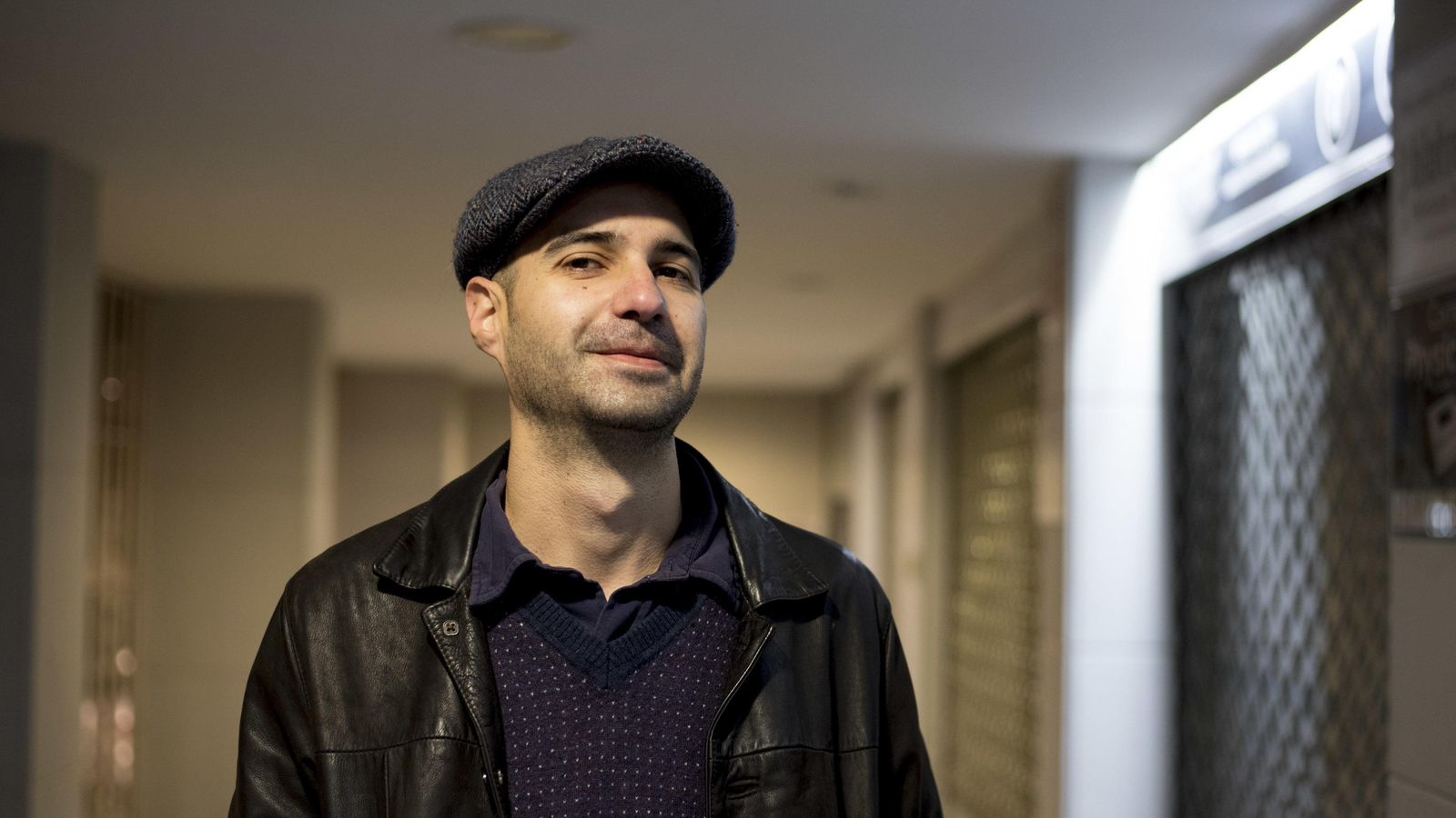 El autor frente a la tienda de cómics Subterránea, donde ha presentado su libro este sábado.