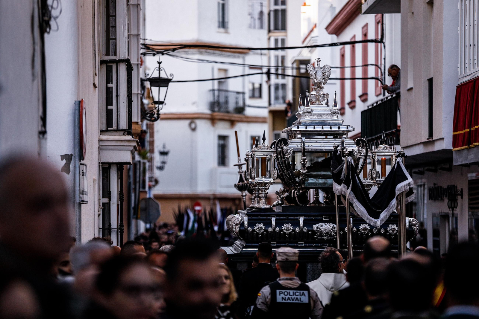 Imágenes de la salida de Santo Entierro en la Semana Santa de San Fernando 2025