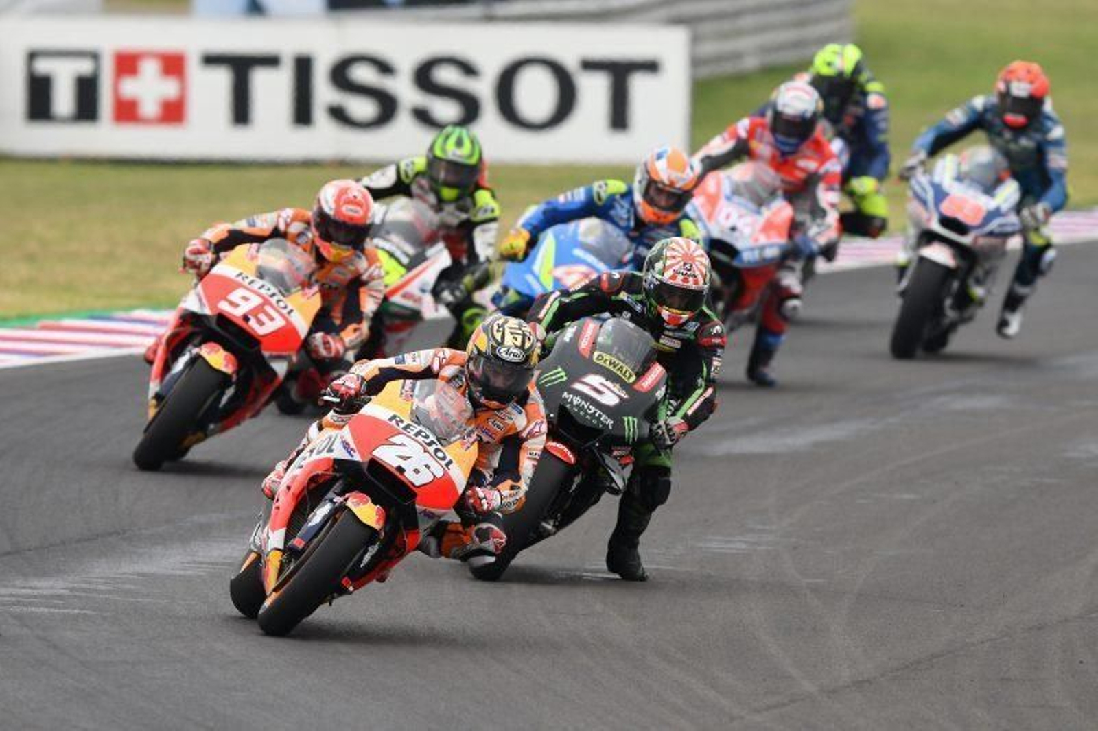 Pedrosa, rodando delante de Zarco al inicio del Gran Premio de Argentina.