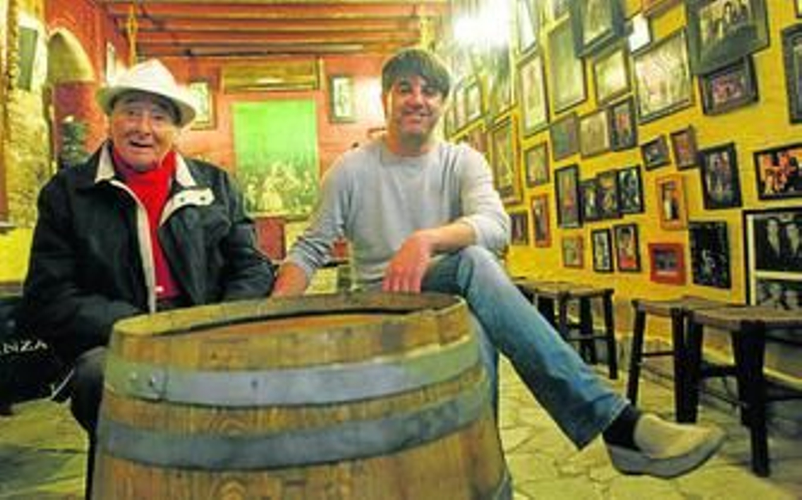 Chiquito de Cádiz y el dueño de la Taberna El Marqués de Cádiz, Paco Gómez, en el establecimiento que será sede de la asociación que lleva el nombre del cantaor.