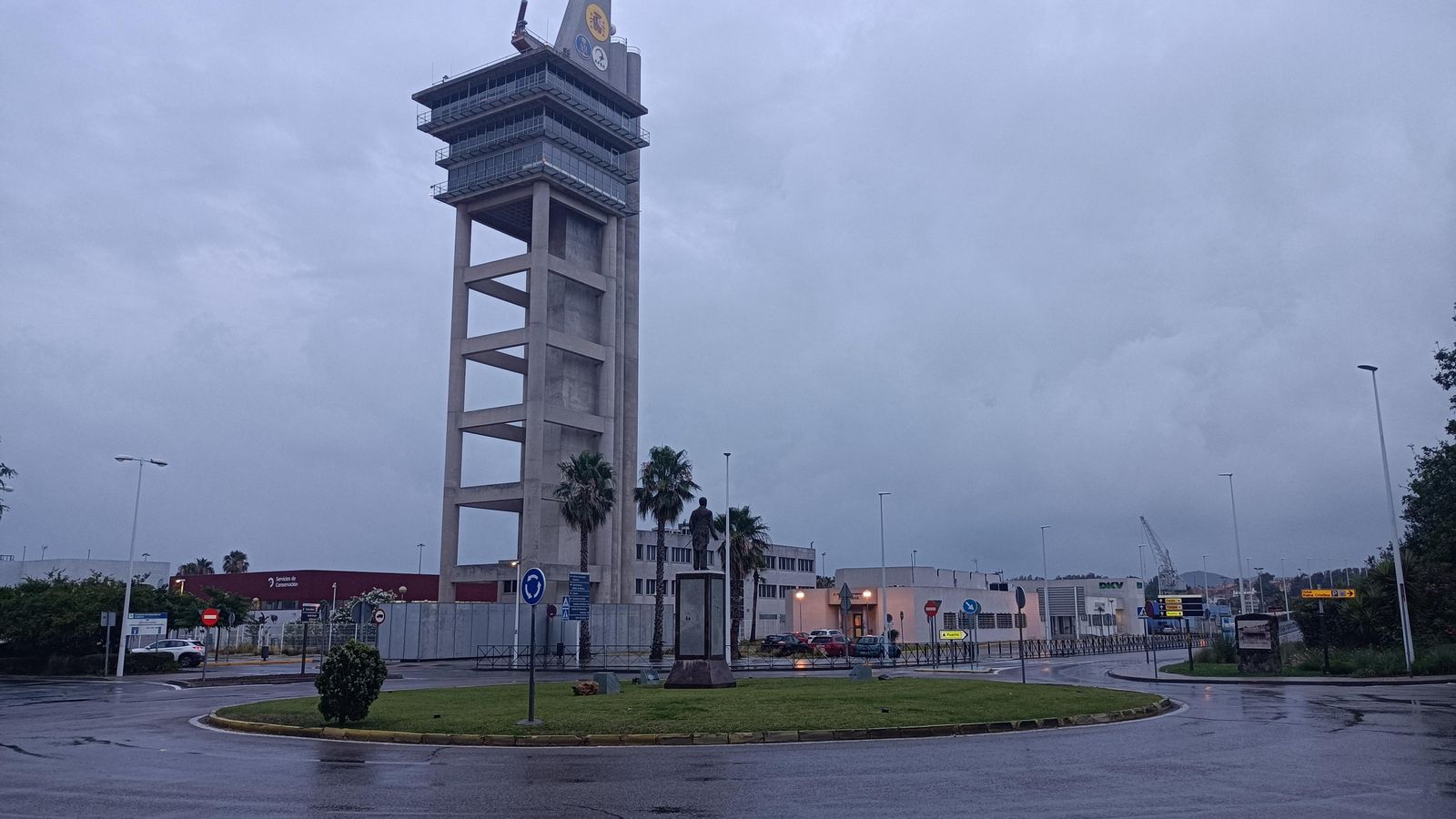 El primer paso consiste en salir de Algeciras, con las instalaciones portuarias a nuestra izquierda.