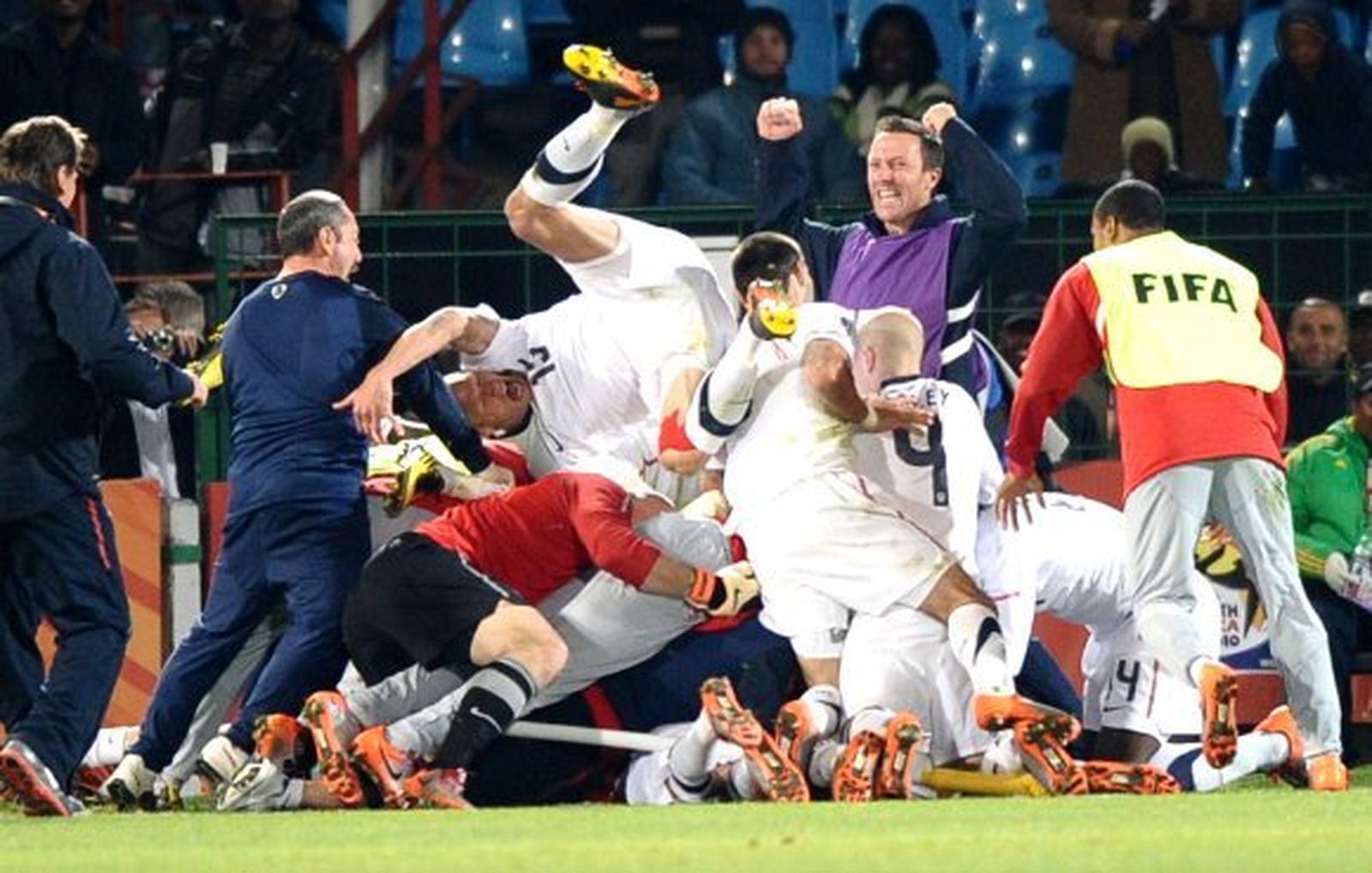 Donovan deja la primera plaza para el descuento (1-0)