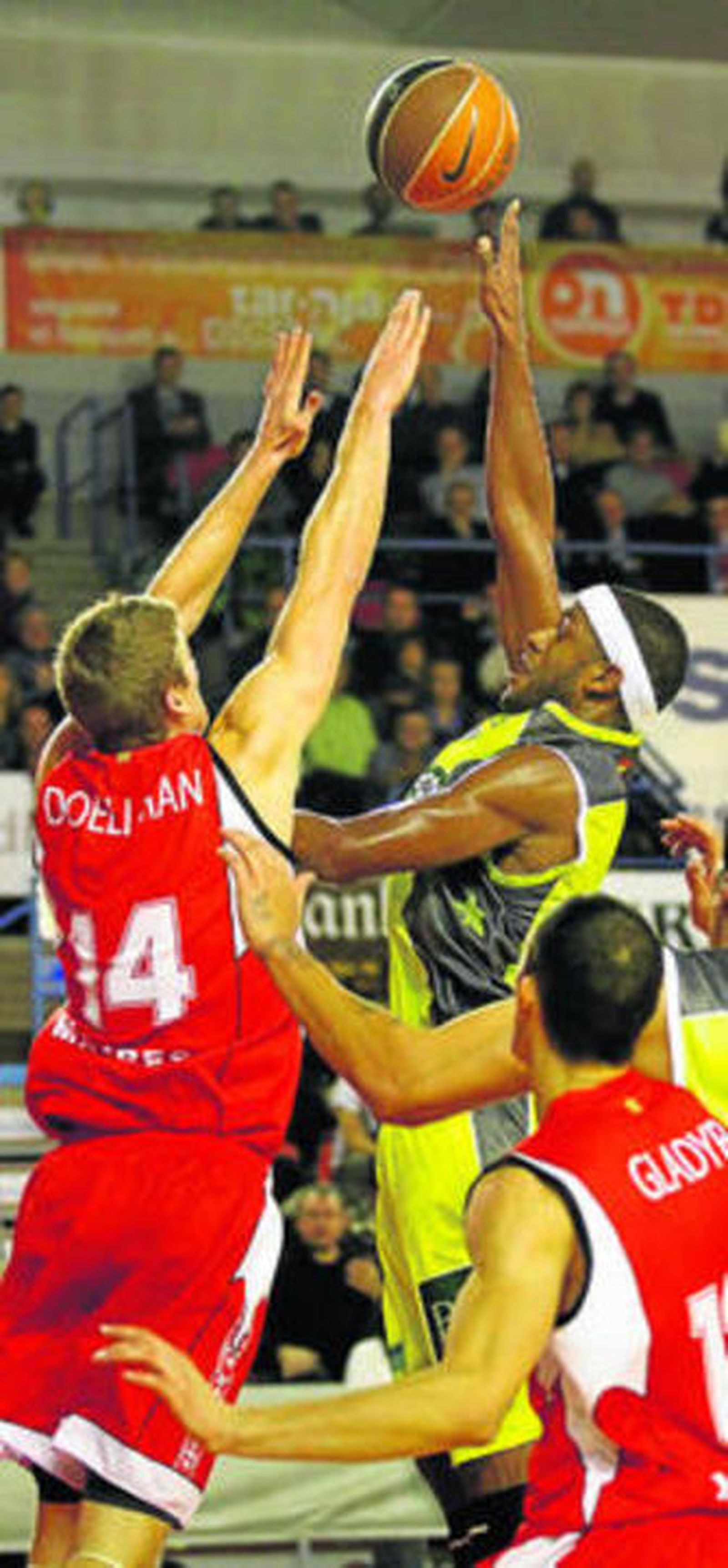 Doellman trata de taponar al vallisoletano Toure.