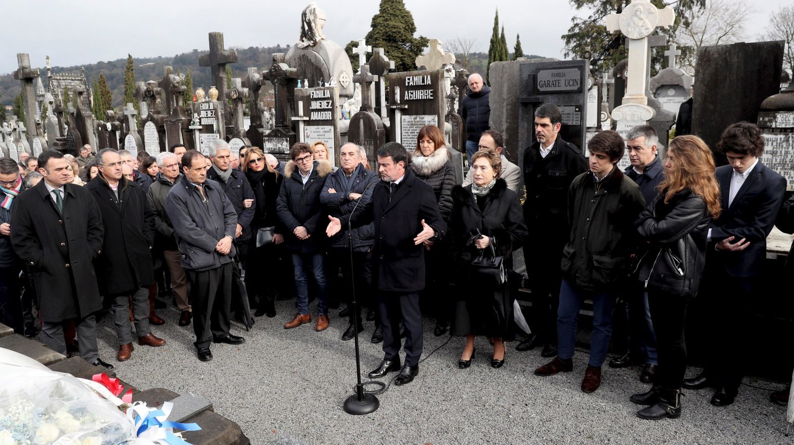 La ofrenda floral que anualmente organiza la familia de Fernando Múgica tuvo lugar ayer en el cementerio de San Sebastián.