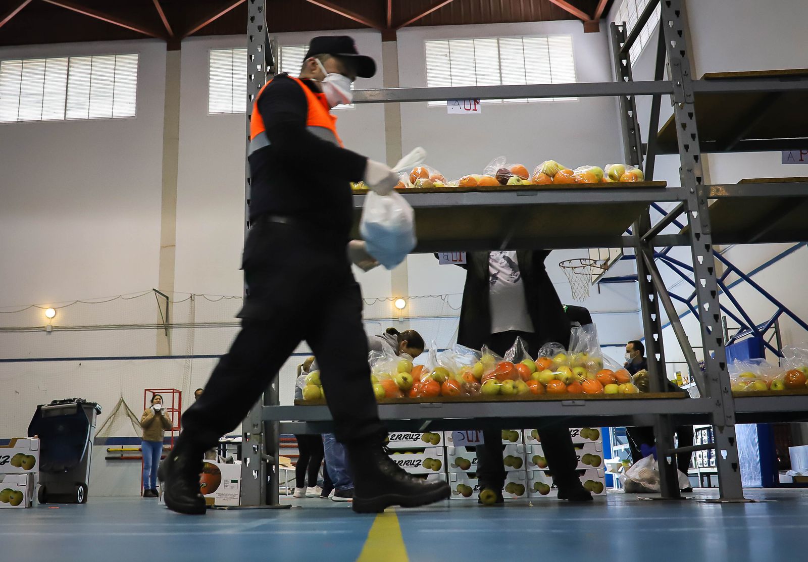 Interior del polideportivo Kiko Narváez con los alimentos para familias necesitadas.