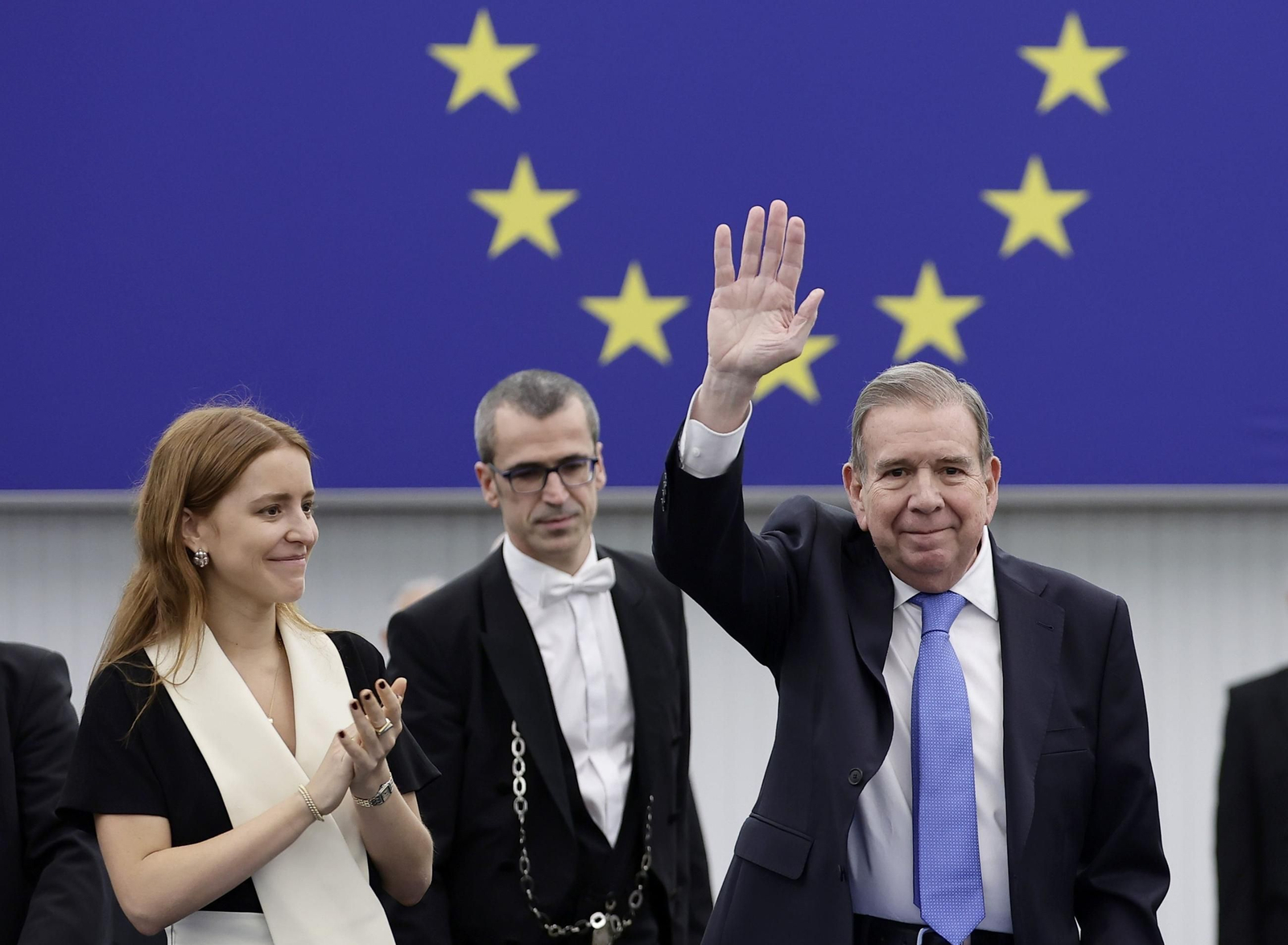Edmundo González Urrutia saluda tras recibir el Premio Sajarov en Estrasburgo esta semana.