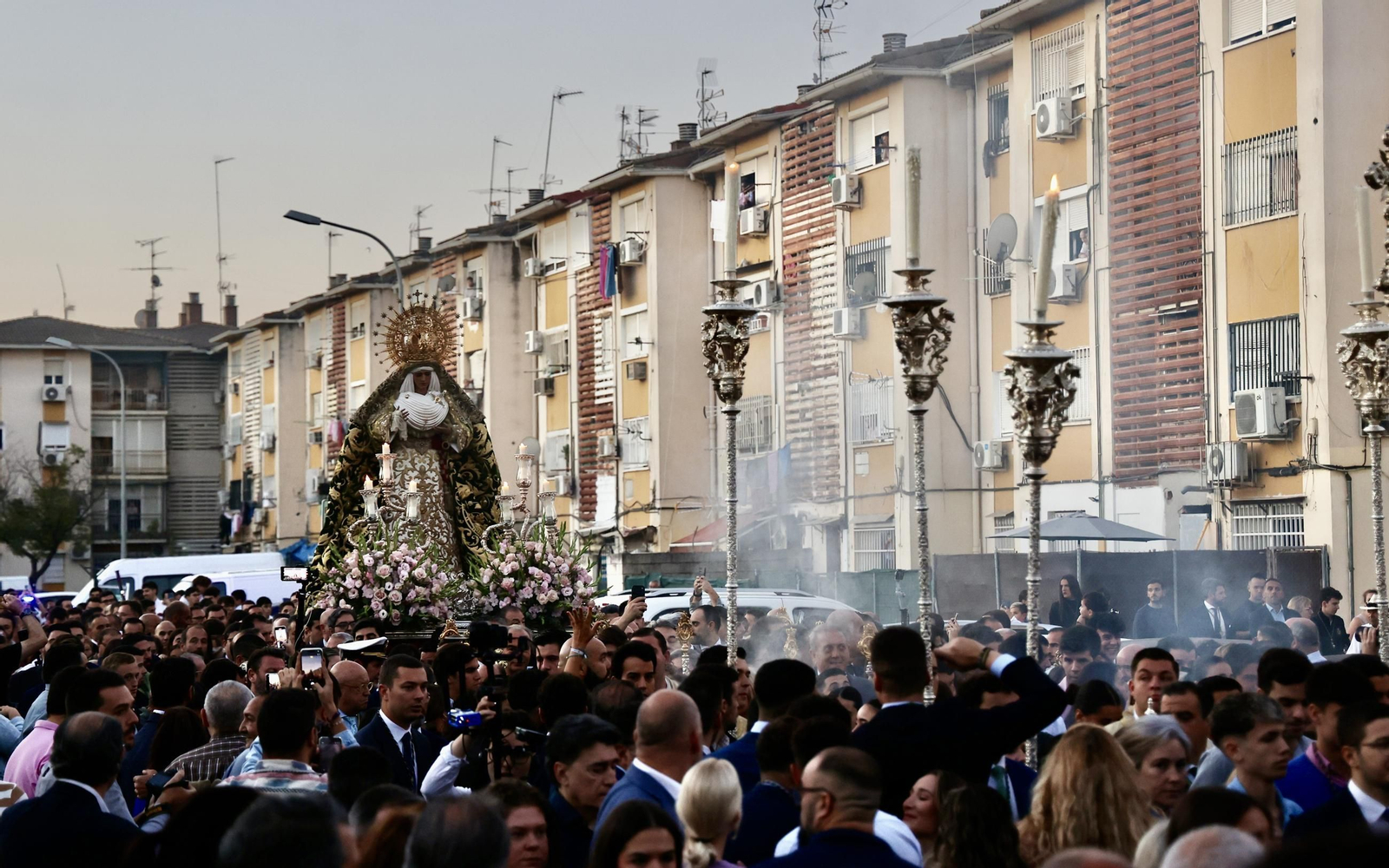 Regreso de la Esperanza de Triana a su paso por el Hospital Infantil del Virgen del Rocío