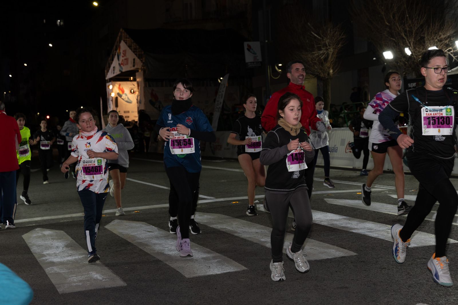 En imágenes: 2.000 atletas brillan con luz propia en la infantil de la Carrera de San Antón 2026