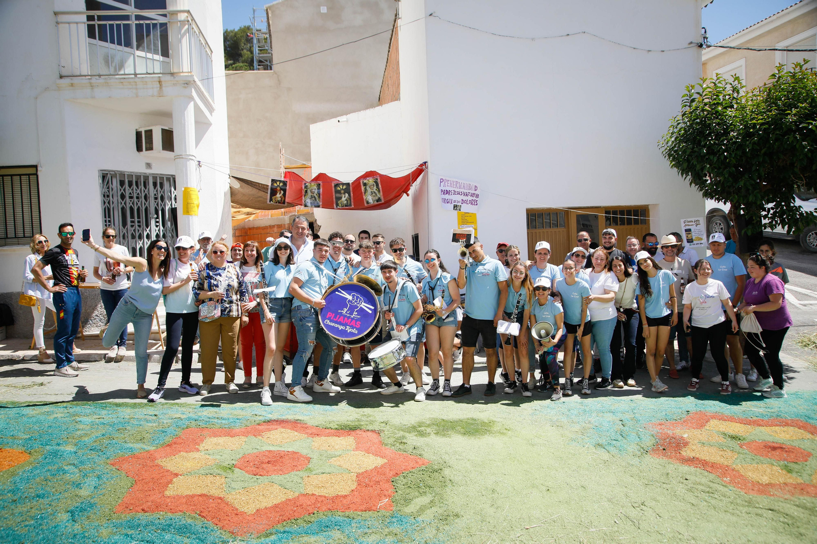 Así es la gran alfombra de serrín para que levite la Virgen de Fátima de Tíjola