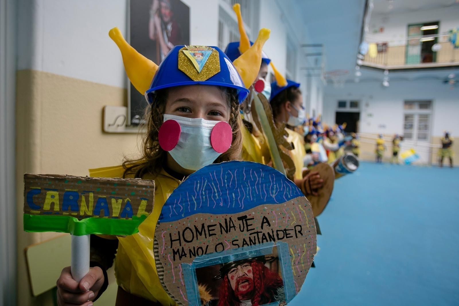 Carnaval de Cádiz: Homenaje a Manolo Santander en el colegio público San Felipe