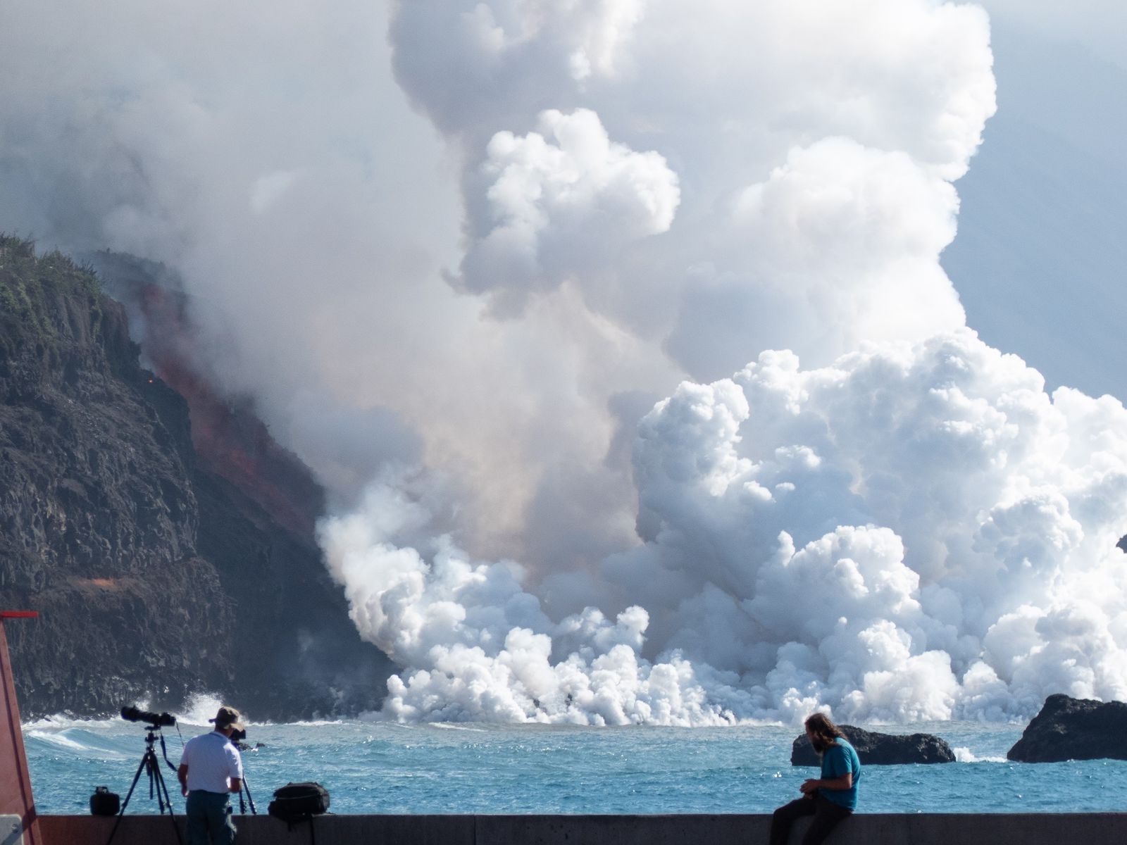 Una colada del volcán cayendo al mar durante la erupción en 2021.