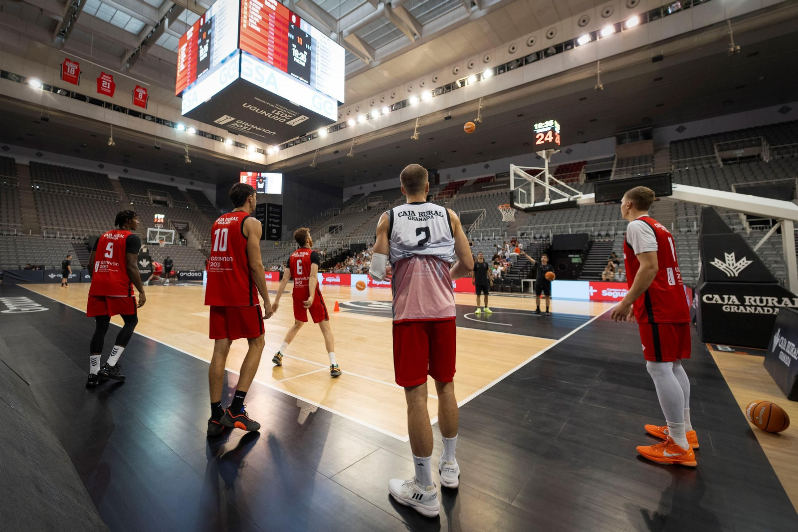 Las imágenes del entreno a puerta abierta del Covirán Granada en el Palacio