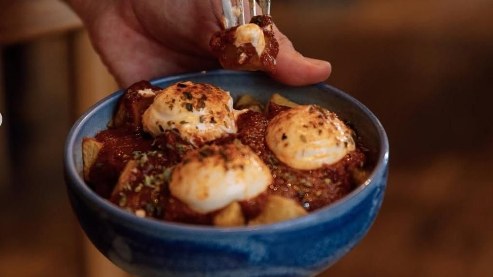Papas bravas con alioli del bar Antojo