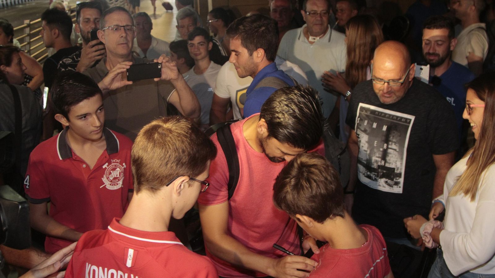 Gran recibimiento de los aficionados en el aeropuerto