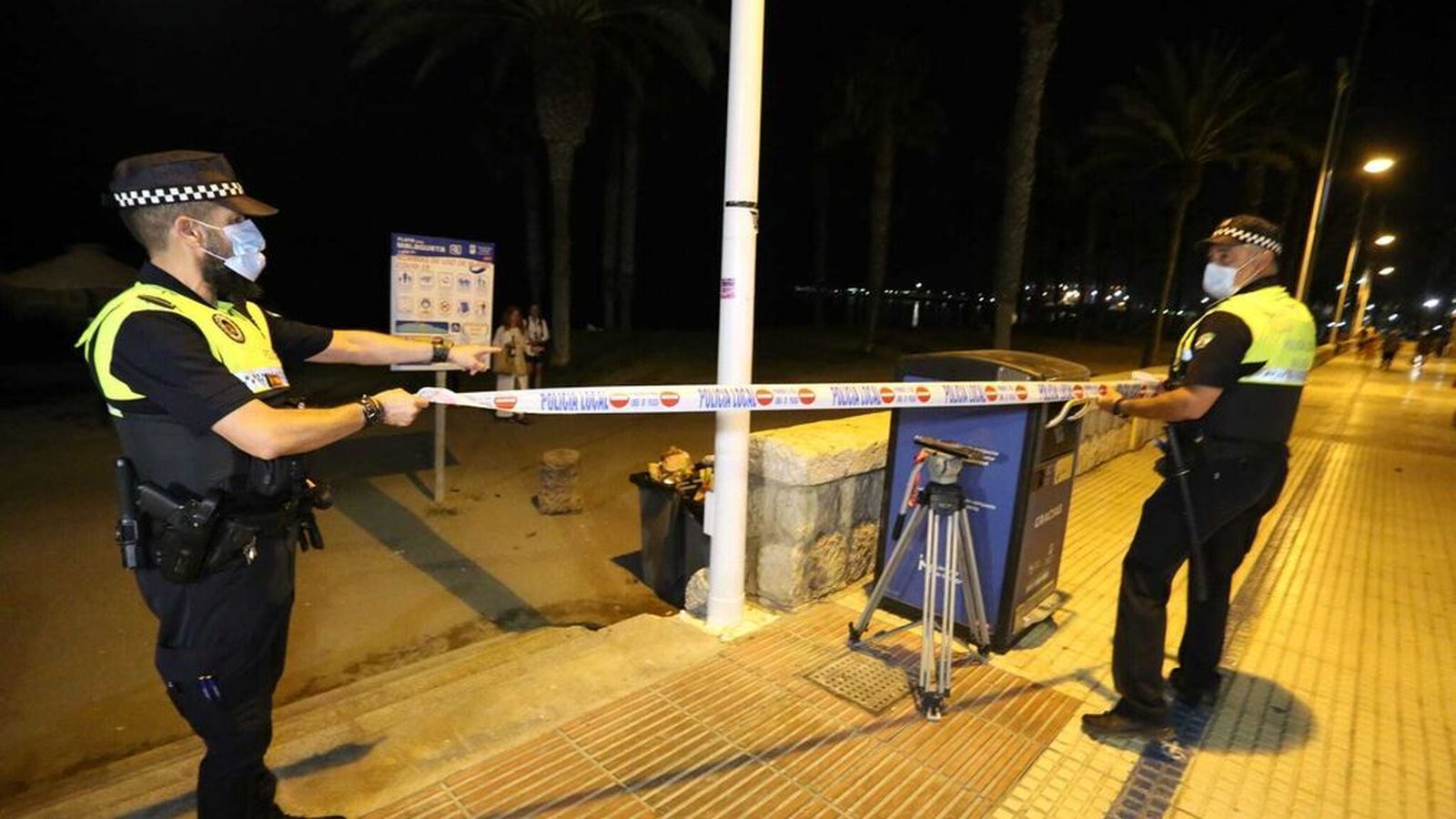 Dispositivo policial coloca cintas en las playas de Málaga.
