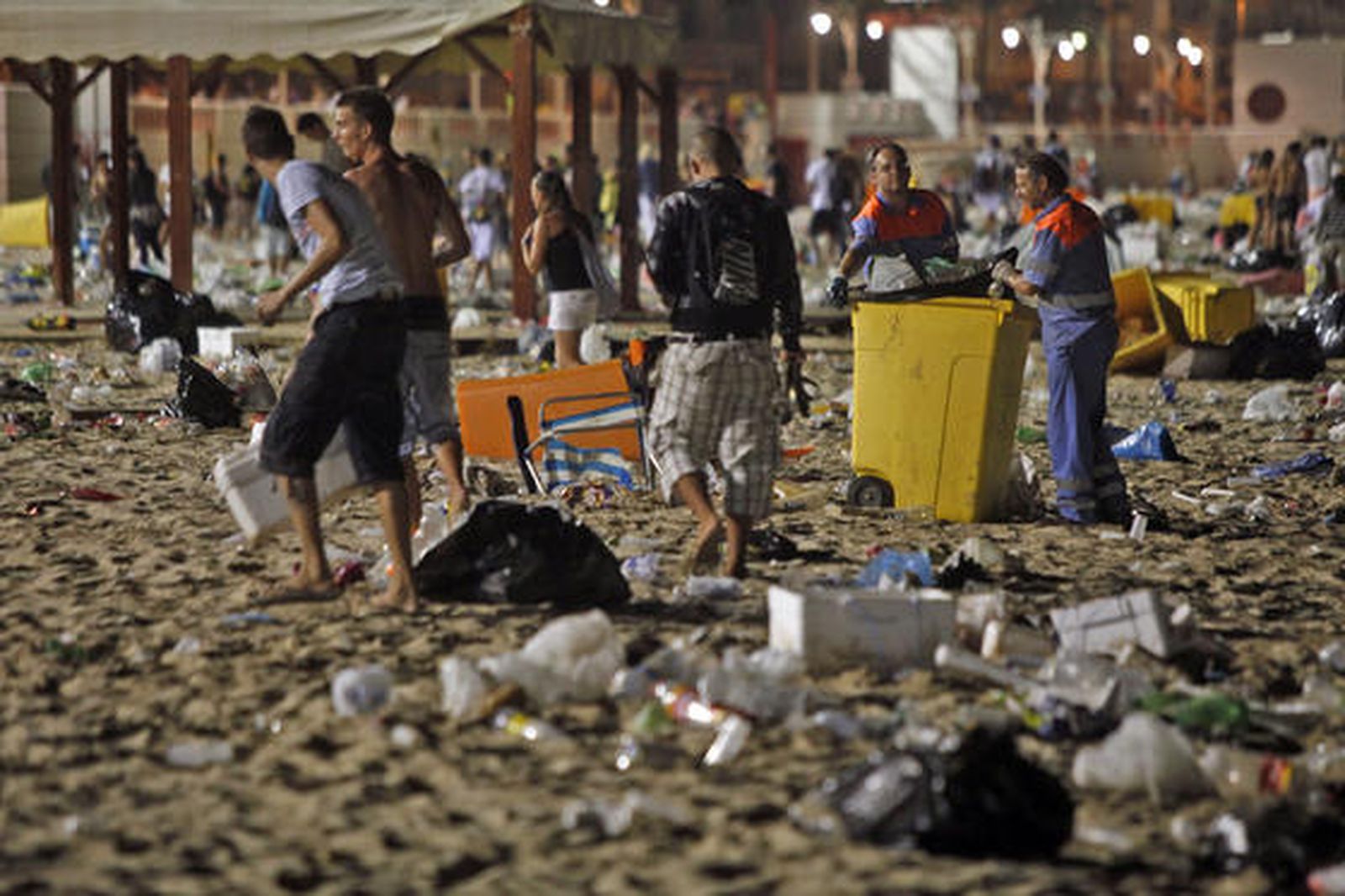 Los servicios de limpieza recogen 42 toneladas de residuos de la arena tras la noche de las barbacoas del Trofeo Carranza.

Foto: Jesus Marin