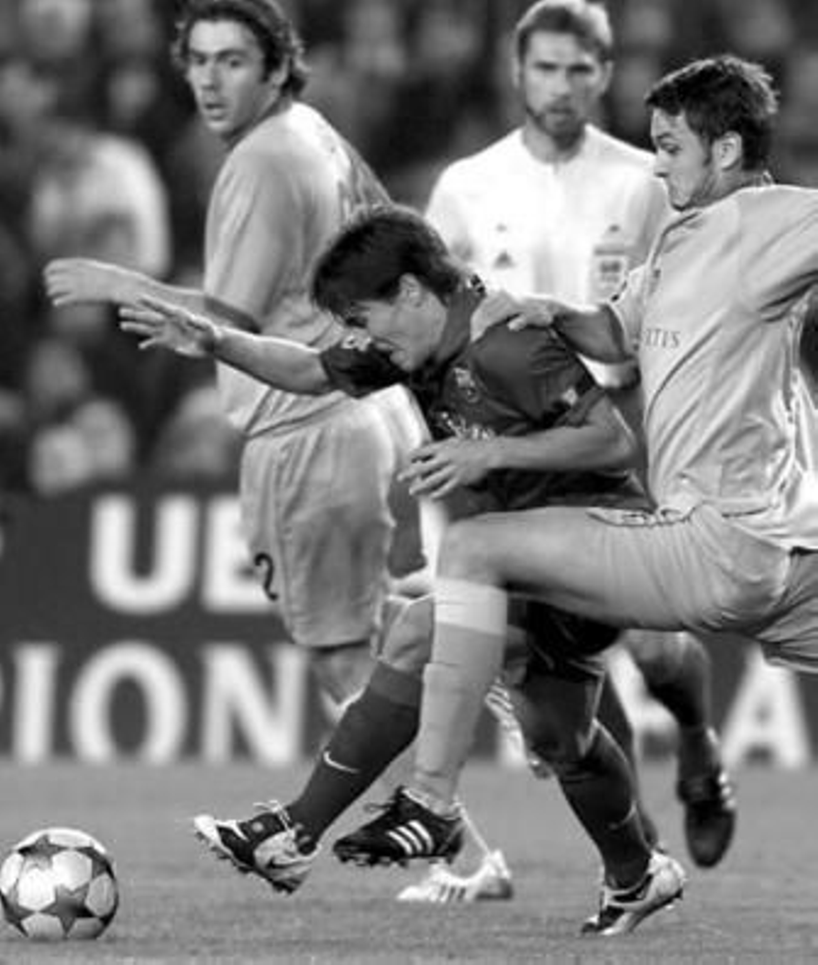 Bojan trata de escaparse en velocidad del marcaje del suizo Ferati.